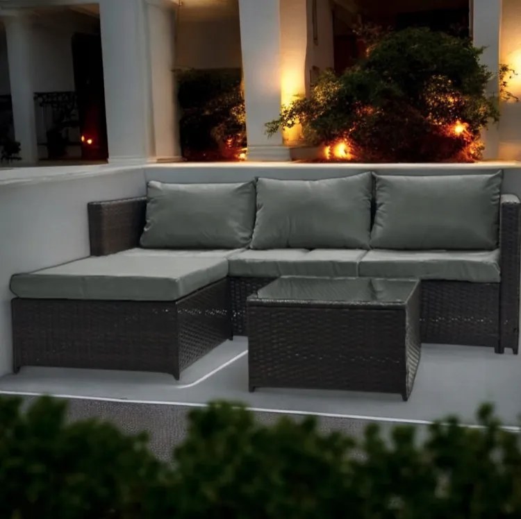 Tmavohnedá ratanová súprava so stolíkom a sivými vankúšmi