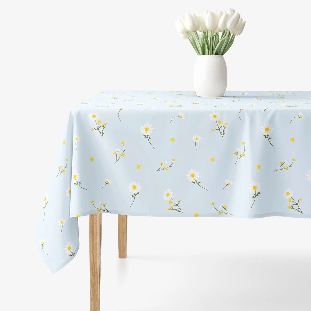 Goldea hranatý obrus 100% bavlnené plátno - harmanček na svetlo modrom 140 x 220 cm