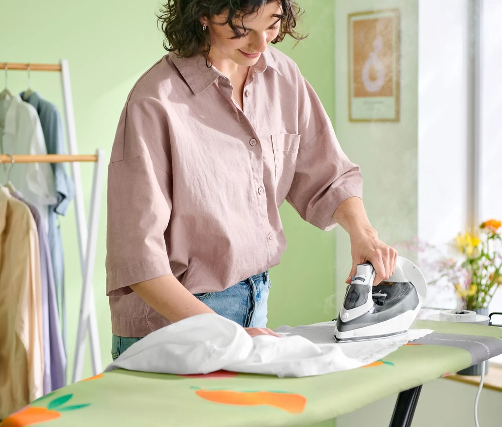 Stojan na oblečenie z masívneho dreva