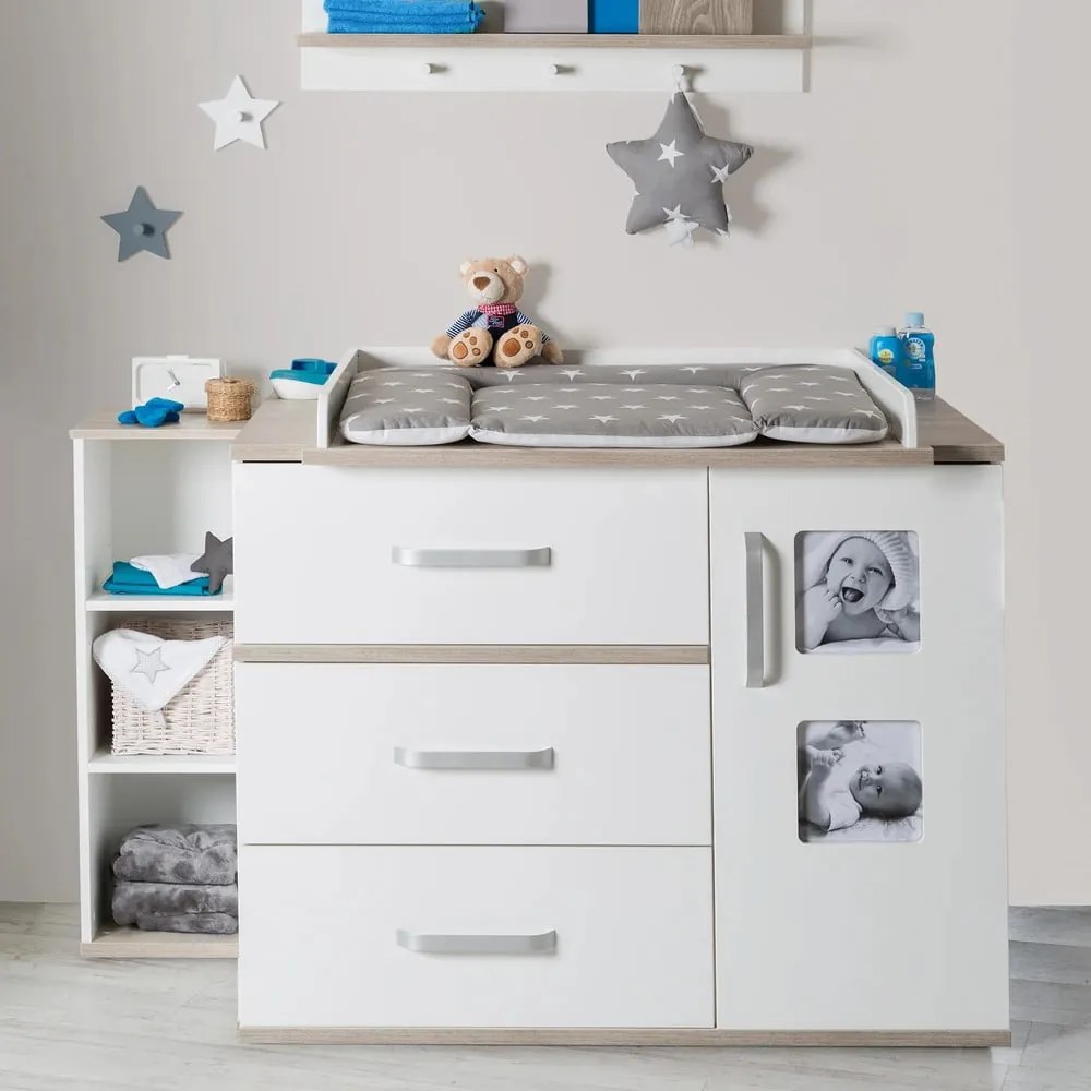 Biela nízka detská komoda v dekore brestu s prebaľovacím pultom 117x102 cm Moritz – Roba