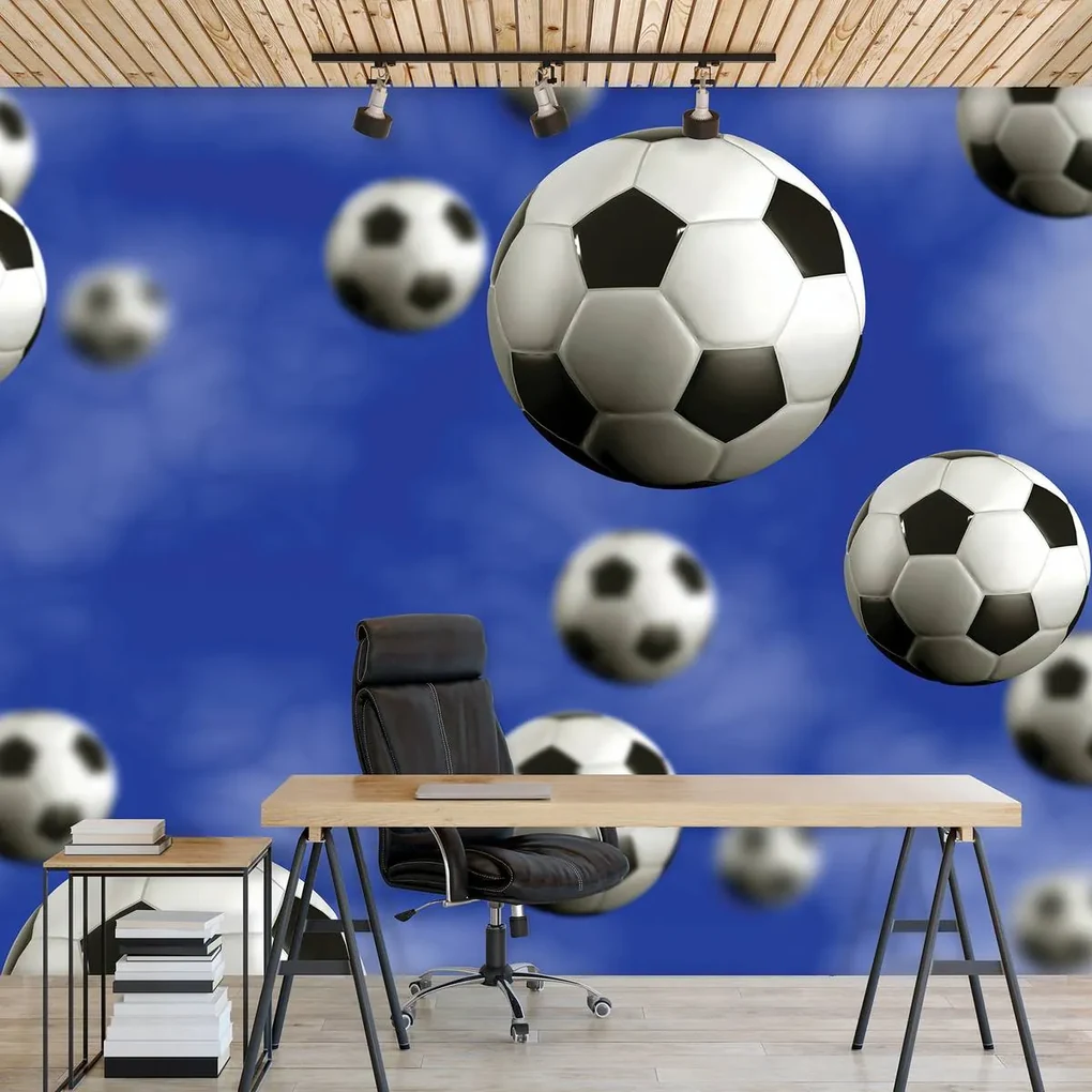 Fototapeta - Futbalové lopty na modrom pozadí (152,5x104 cm)