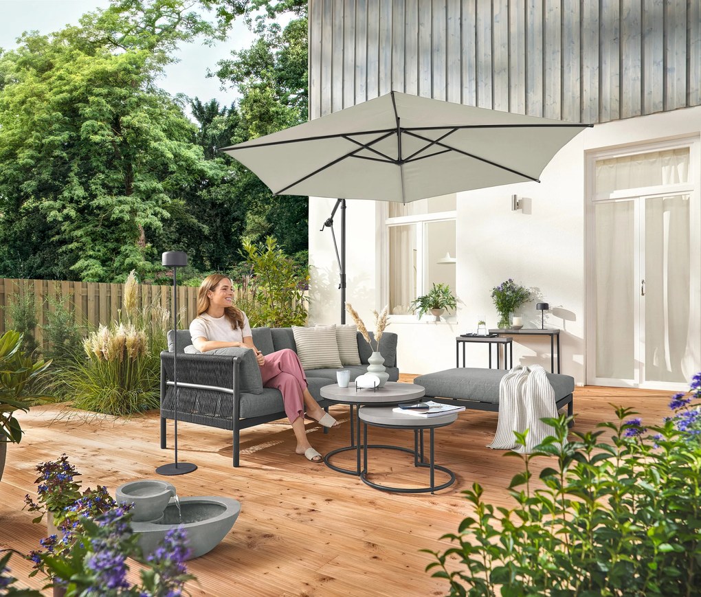 Pohodlná záhradná pohovka so samostatnou taburetkou