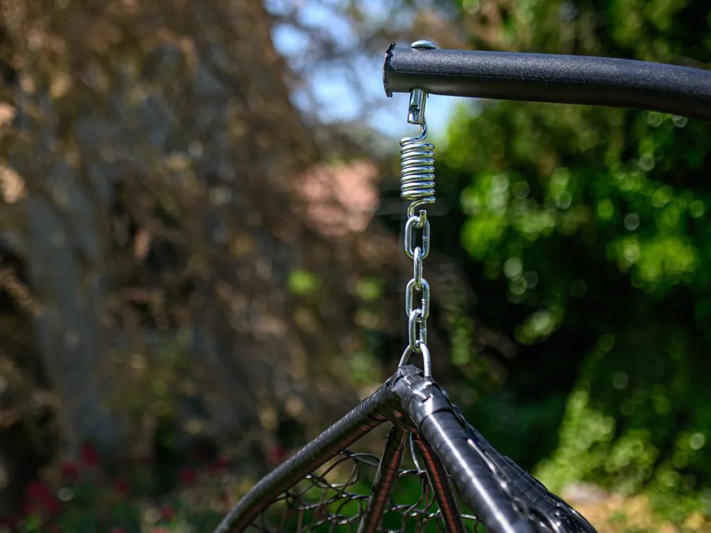 Čierne závesné kreslo KOKON so stojanom, sivý vankúš