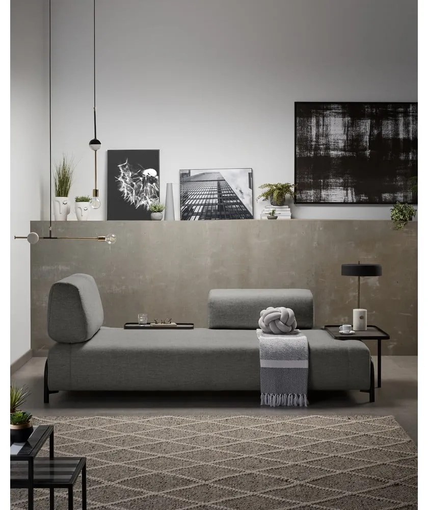 Tmavosivá pohovka s podrúčkami Kave Home Compo