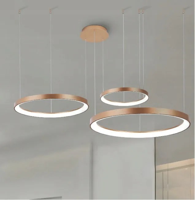 Mosadzná väzba s krúžkami rôzneho priemeru nad jedálenským stolom Agnes