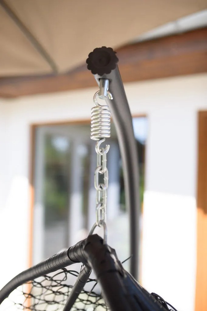 Čierne závesné kreslo KOKON so stojanom, sivý vankúš