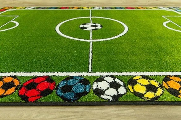 Detský koberec Rainbow 11377/130 futbalové ihrisko, zelený