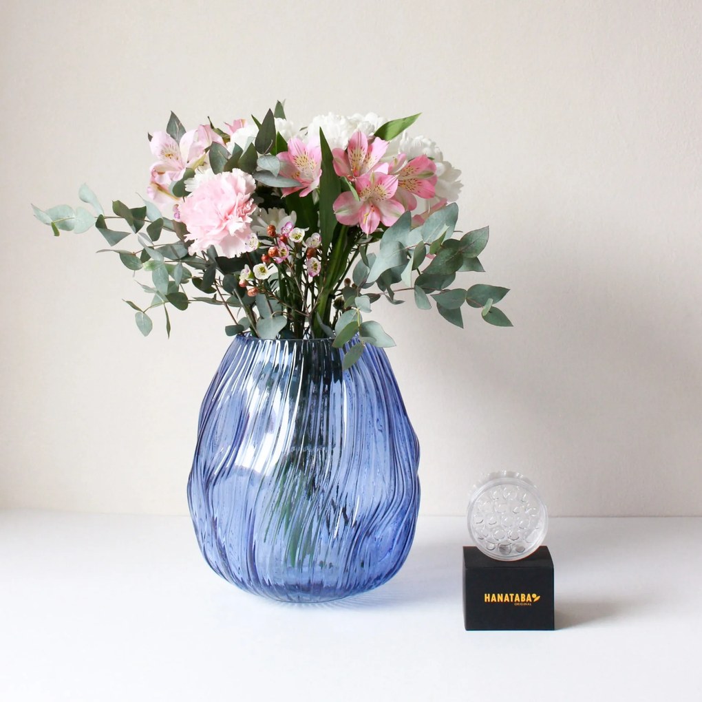 Bloomingville Exkluzívny set: váza Leyla Blue Glass + aranžovací krúžok Hanataba