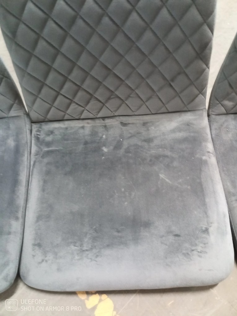 AKCIA Sivá stolička IRYS VELVET s čiernymi nohami II. akosť