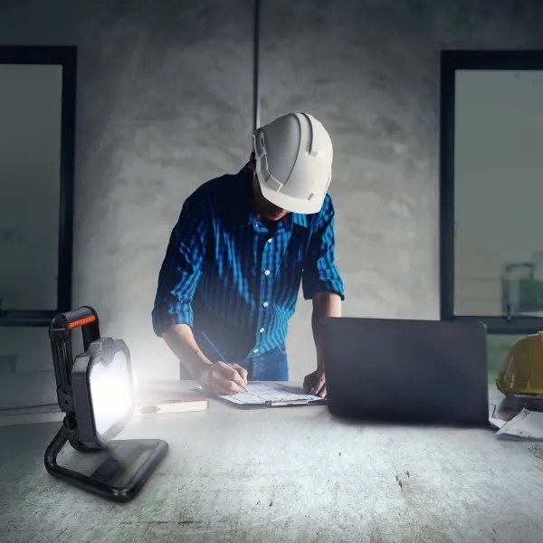 Solight WM-20W-RE-LED Stmievateľný nabíjací reflektor LED/20W/4400 mAh 4000K IP54