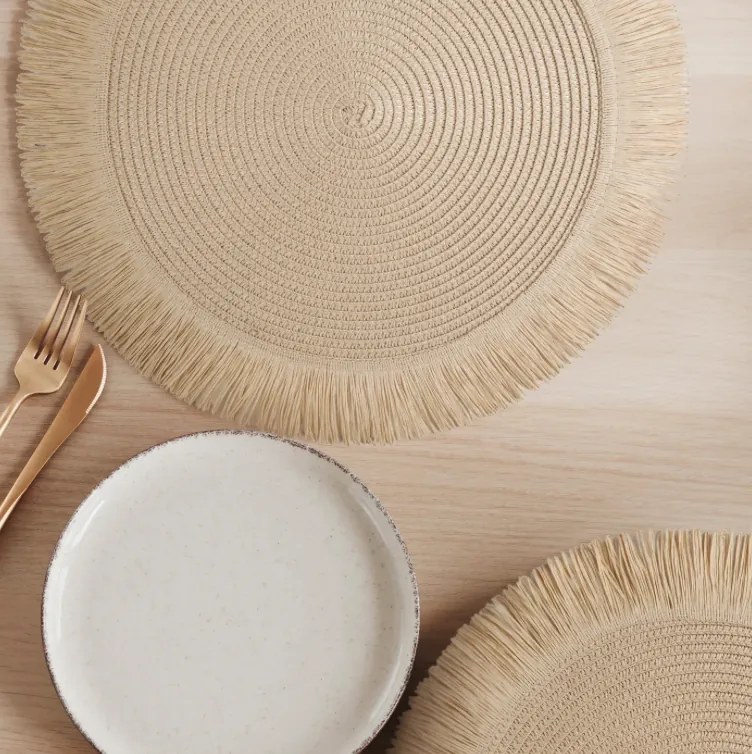 Okrúhla podložka v boho štýle so strapcami - prestieranie 38 cm sivá