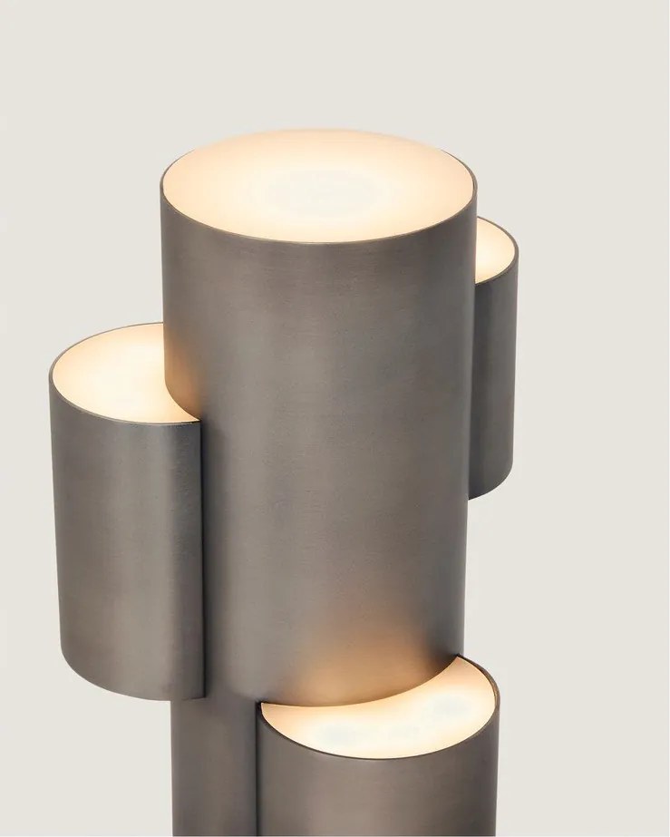 Čierna kovová LED stmievateľná stolová lampa (výška 26,5 cm) Adrina – Kave Home