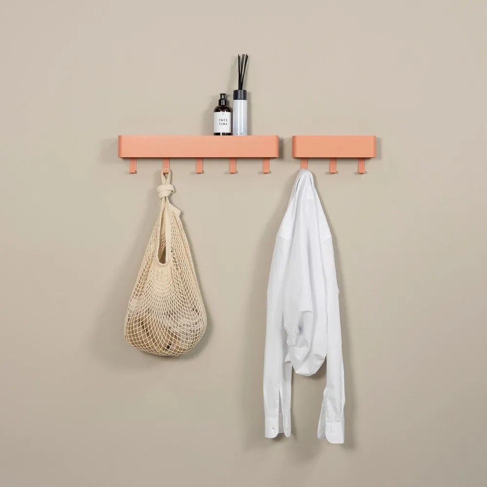 Kovový nástenný vešiak v lososovej farbe s poličkou Dax Play – Spinder Design
