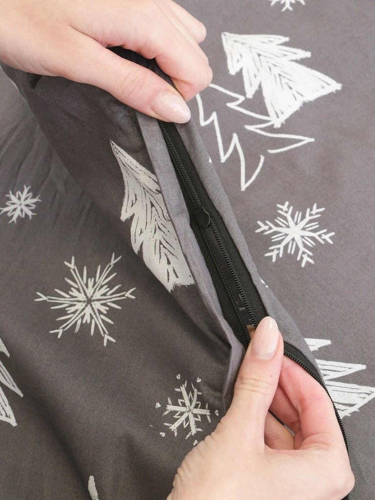 Vianočná bavlnená obliečka na vankúš Renforcé 50 × 70 cm - Stromčeky šedé