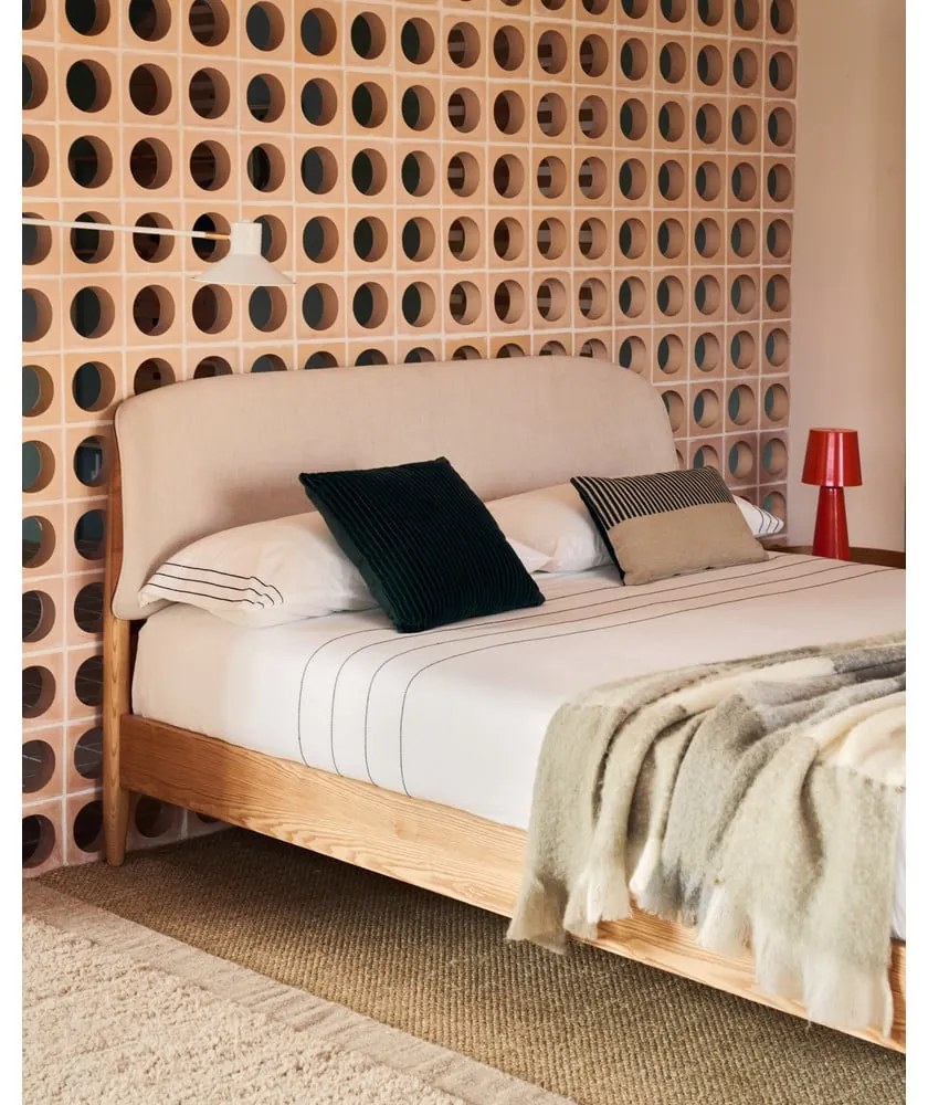 Dvojlôžková posteľ z jaseňového dreva s roštom v béžovo-prírodnej farbe 180x200 cm Octavia – Kave Home