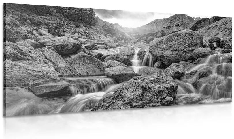 Obraz vysokohorské vodopády v čiernobielom prevedení