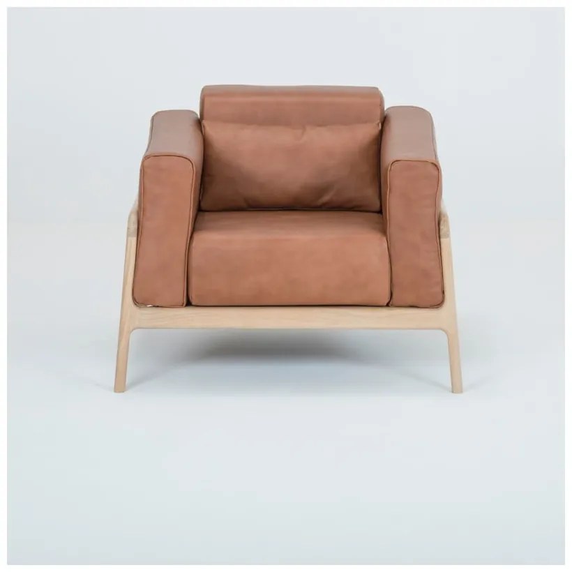 Koňakovohnedé kreslo z byvolej kože s konštrukciou z masívneho dubového dreva Gazzda Fawn