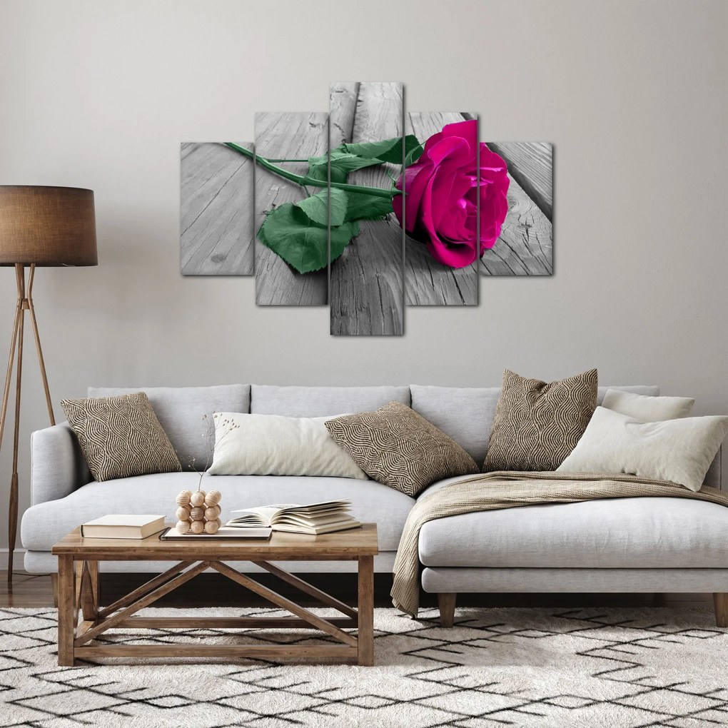 Obraz - Ružová ruža so zelenou stonkou (150x105 cm)