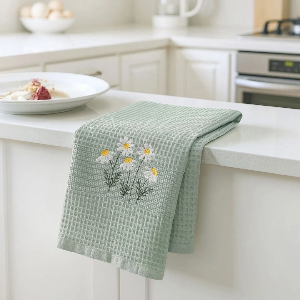 Goldea kuchynská vaflová utierka s výšivkou - harmanček na šalviovom 50 x 70 cm