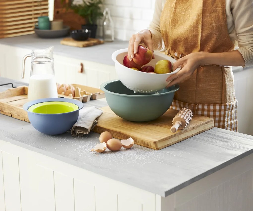 Rotho Plastové misky - súprava 3 kuchynských misiek a sitka CARUBA, mix farieb