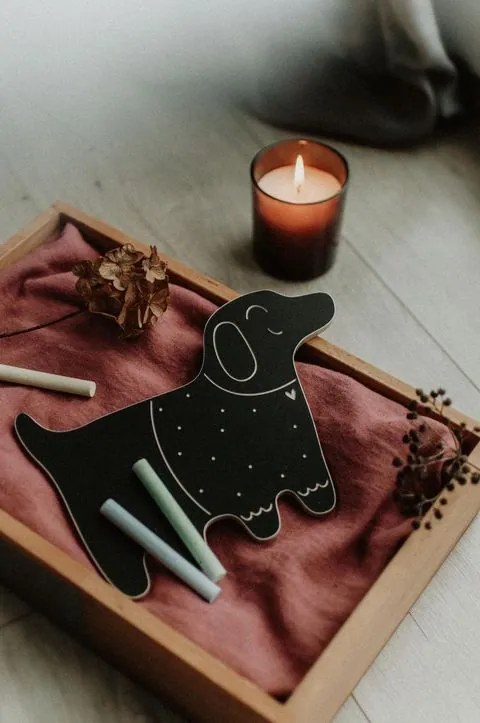 Drevená kriedová tabuľa pes Kajtek