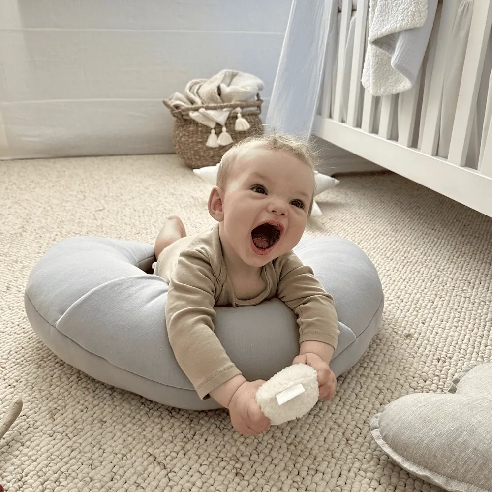 Vankúš croissant svetlo šedá 55cm