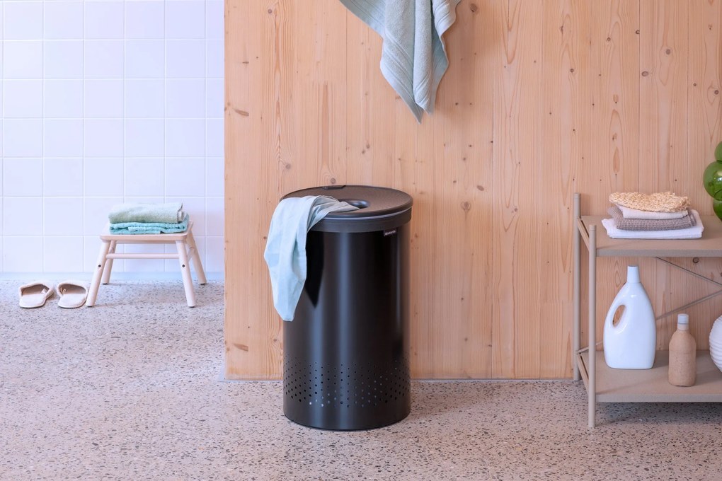 Kôš na bielizeň 60 l Brabantia s čiernym poklopom biely
