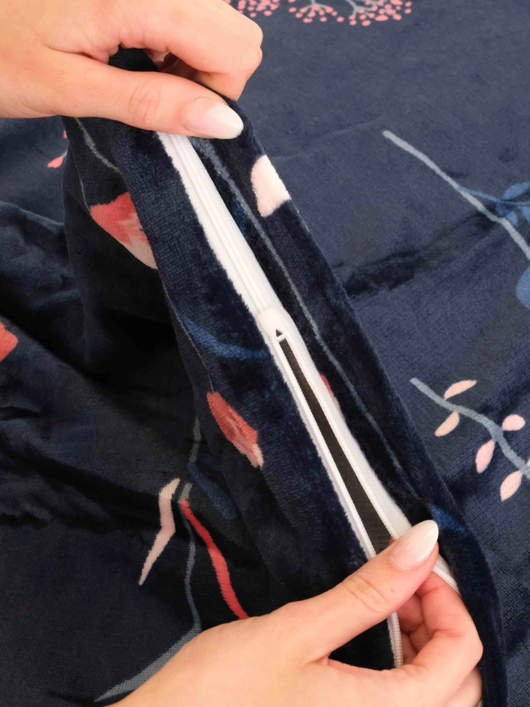 Obliečka na vankúš mikroplyš Exclusive 50 × 70 cm - Vlčie maky tmavo modré