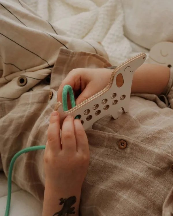 Montessori drevená prepletacia hračka - jazvečík