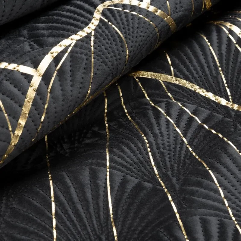 EUROFIRANY Zamatový prehoz, vyrobený technikou "hot press" s potlačou fólie 220 cm x 240 cm čierna 100 % polyester Rozmery textílií: 170 cm x 210 cm