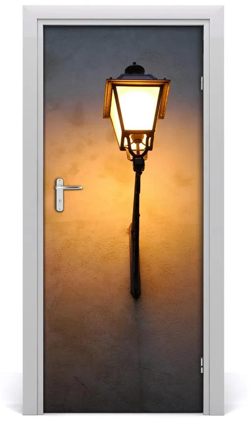 Fototapeta samolepiace dvere stará ulička lampa 75x205 cm