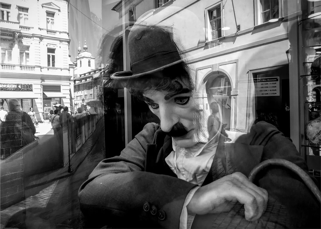 Sklenený obraz - Charles Chaplin v Prahe (70x50 cm)