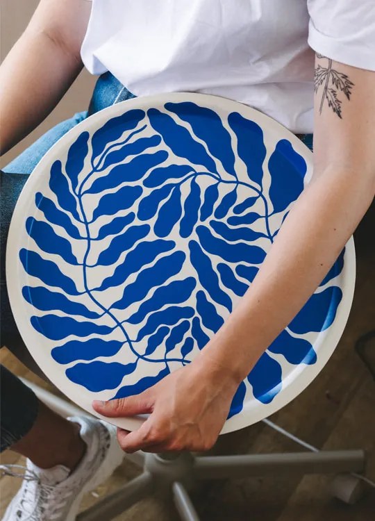 Wrap Ilustrovaná tácka drevená Art Trays by Linnéa Andersson okrúhla modrá