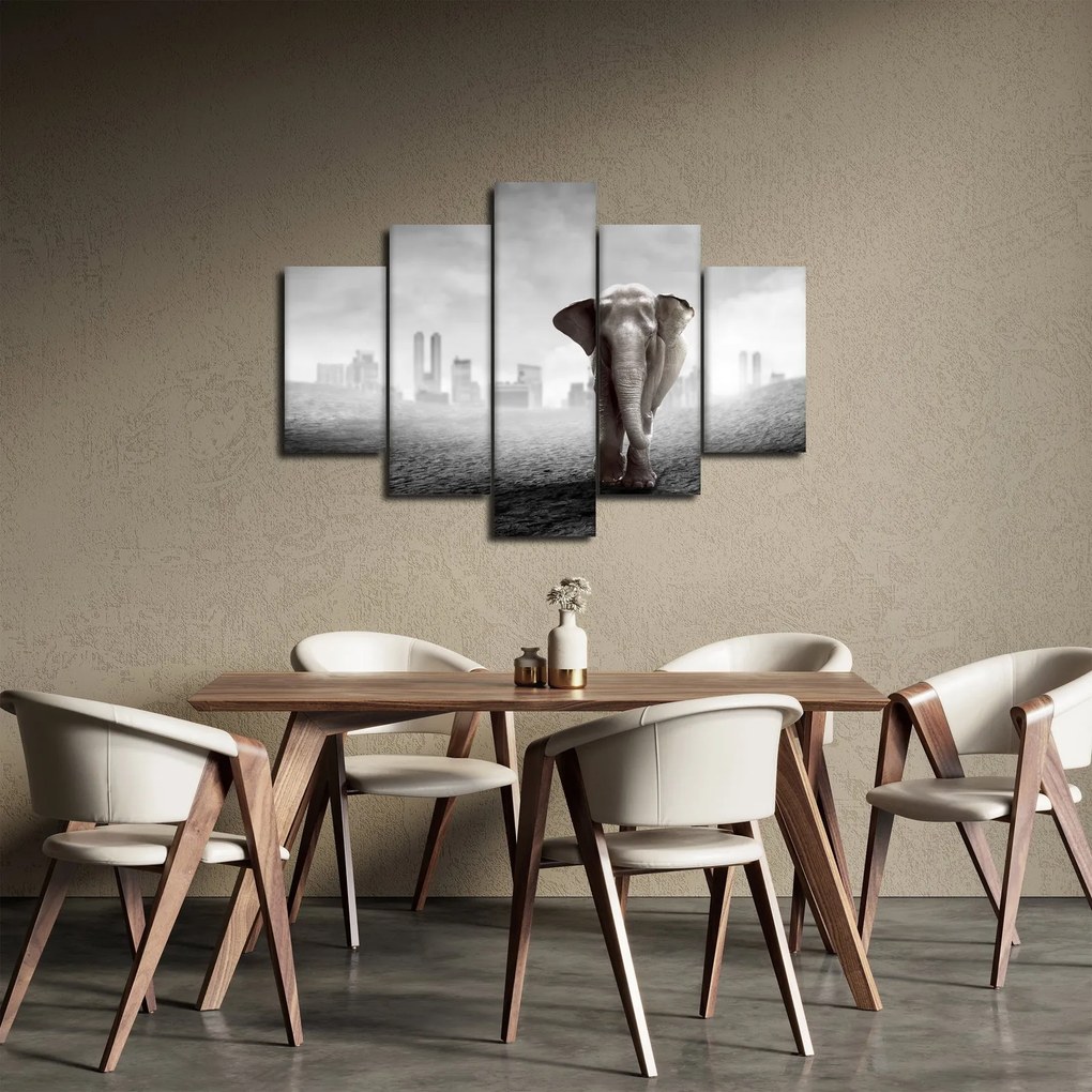 Obraz - Sloník vo veľkomeste, čiernobiely variant (150x105 cm)