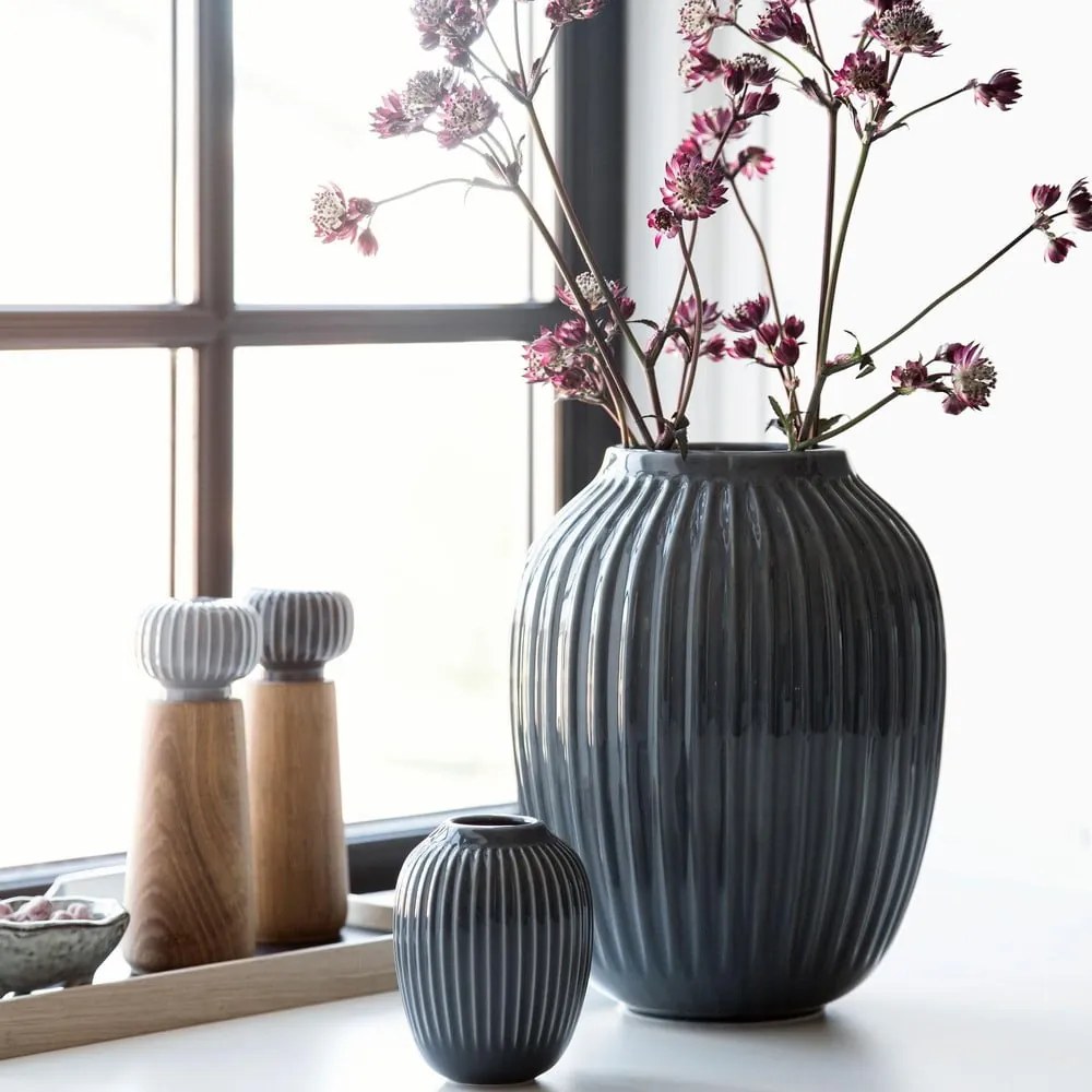Tmavomodrá kameninová váza Kähler Design Hammershoi, výška 10 cm