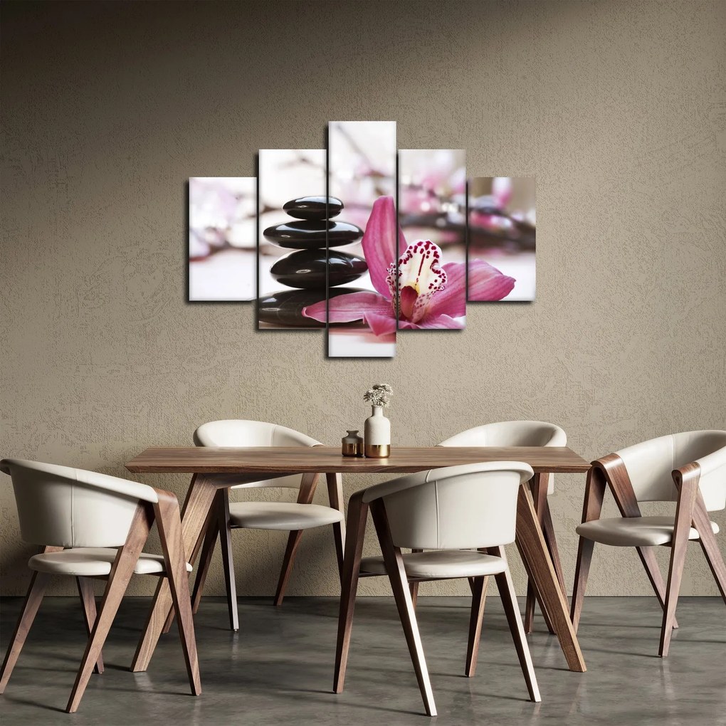Obraz masážnych kameňov a orchidey na vode (150x105 cm)