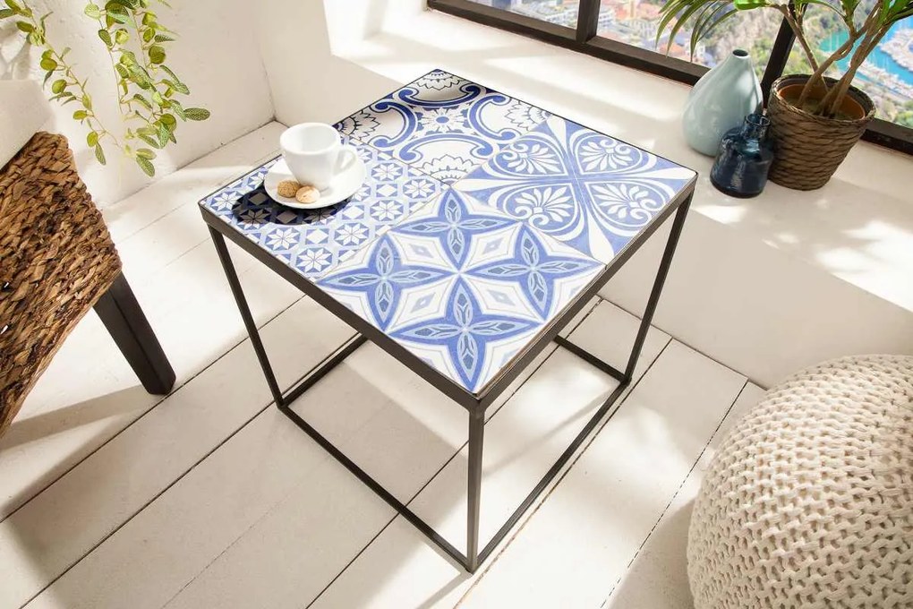 Dizajnový odkladací stolík Noelle modro-biely