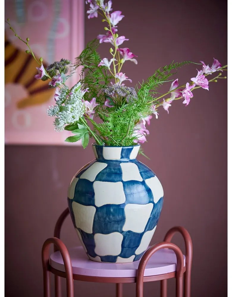 Modrá/krémová sklenená ručne maľovaná váza (výška 24 cm) Check – Bloomingville
