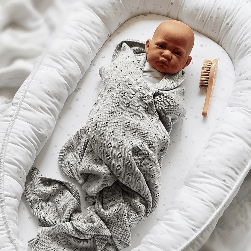 Hniezdo pre bábätko šedé fľaky