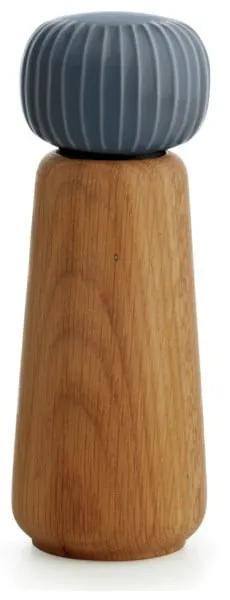 Mlynček z dubového dreva na korenie so sivomodrým detailom z porcelánu Kähler Design Hammershoi, výška 17,5 cm