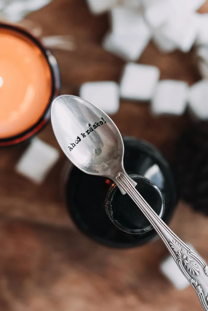 La de da! Living Postriebrená čajová lyžička Ahoj kráska!