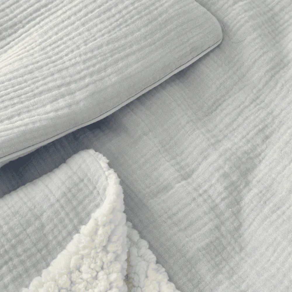 Obojstranný prehoz z mušelínu a umelej kožušiny svetlo modrá