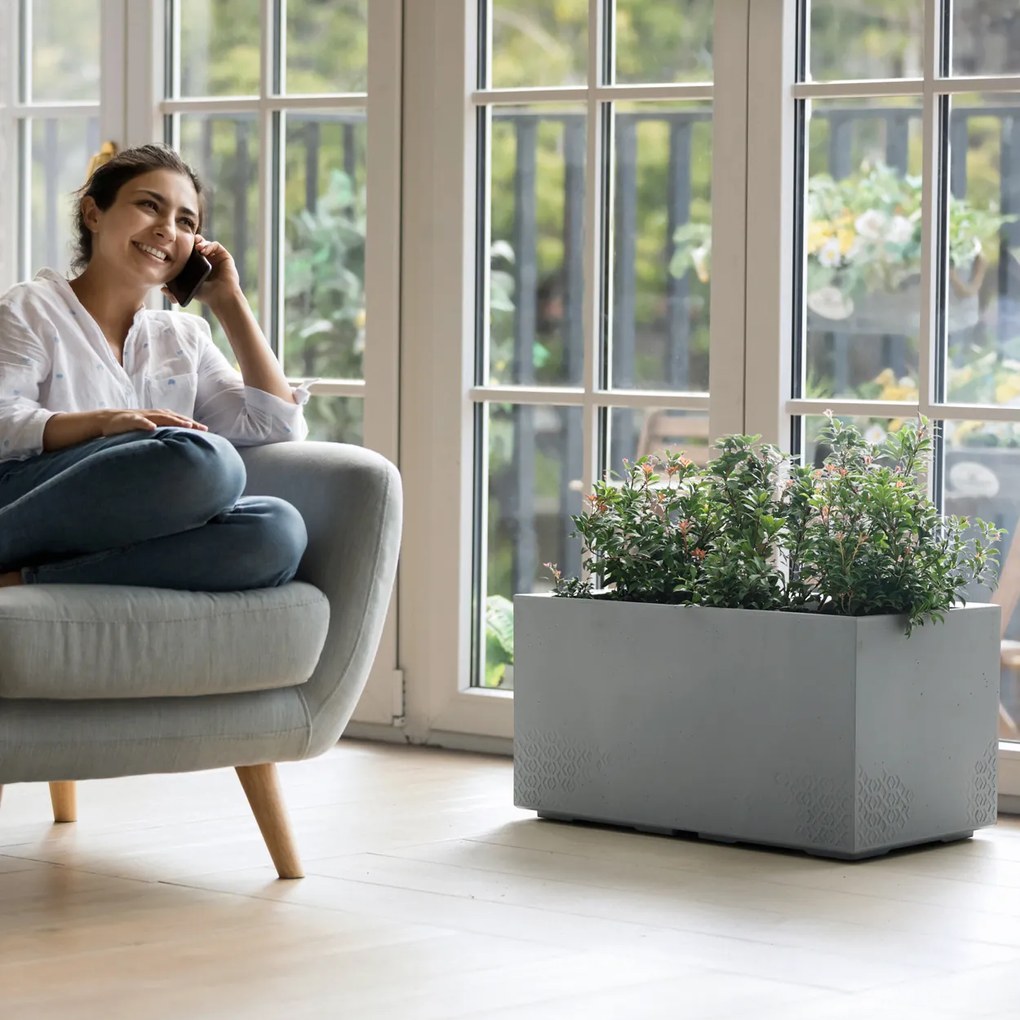 PLASTOVÝ KVETINÁČ NA KOLIESKACH BETONIQUE 39X39X78 CM IMITÁCIA BETÓNU SIVÁ