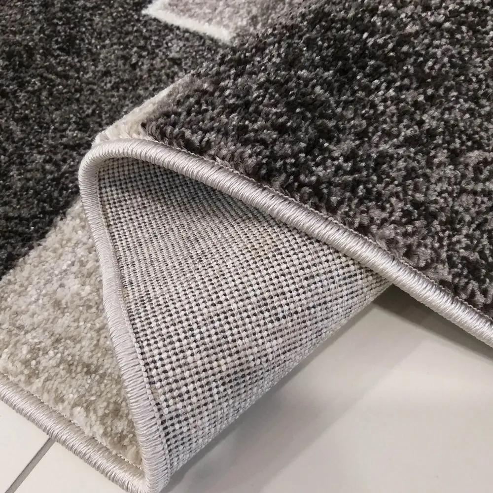 Moderný béžový koberec s motívom štvorcov
