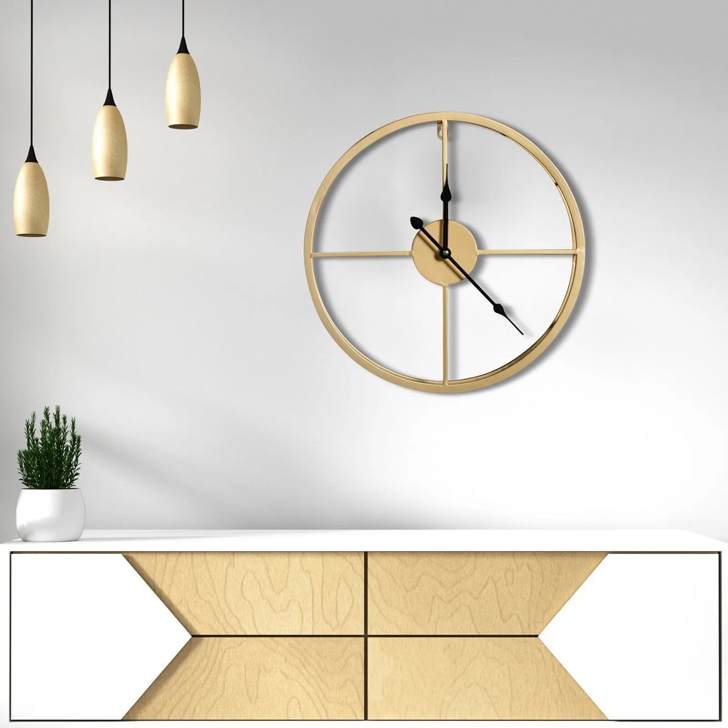 Dekoračné kovové nástenné hodiny v modernom minimalistickom štýle