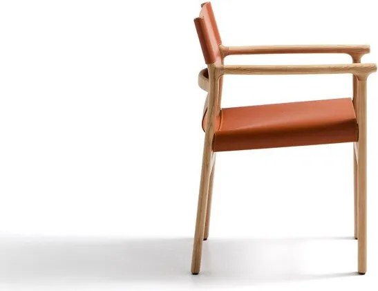 Koňakovohnedá jedálenská stolička s podrúčkami z jaseňového dreva Jan – Kave Home