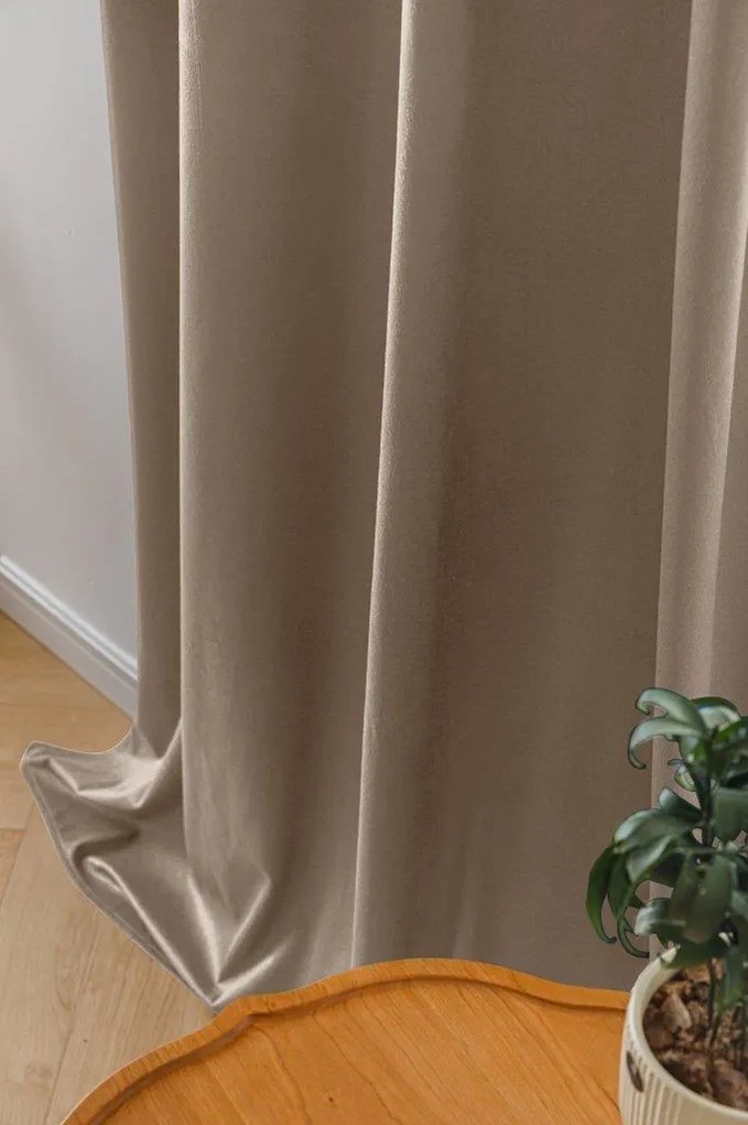 Béžový zatemňovací záves VELVET 140x270 cm Zavesenie: Riasiaca páska