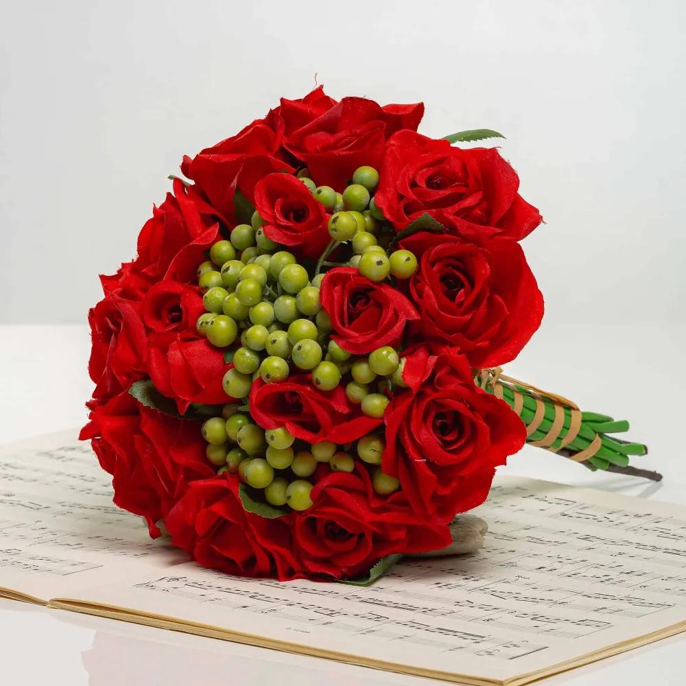 Kytička z ruží s bobuľami NORA červená