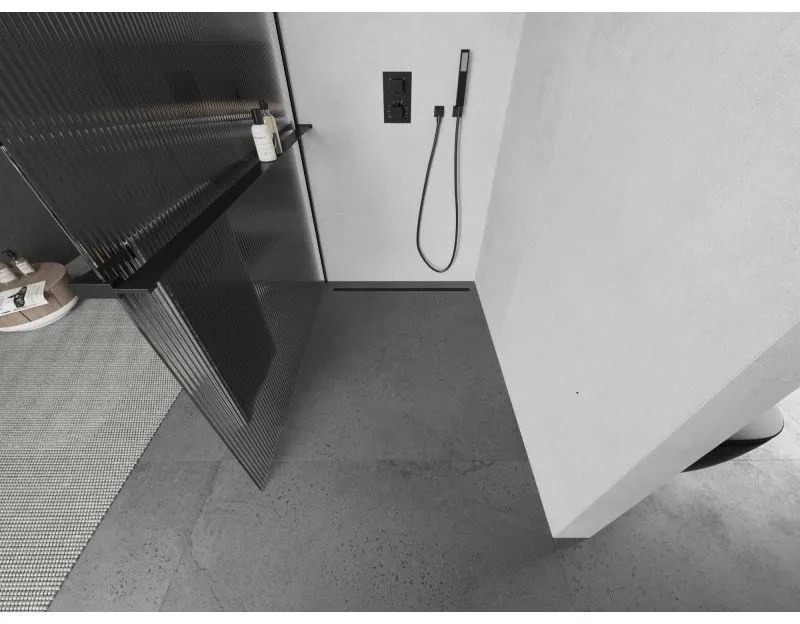 Mexen Kioto+ L, sprchová zástena Walk-In s poličkou a vešiakom 90 x 200 cm, 8mm sklo s rebrovým vzorom, čierny profil, 800-090-123-70-09