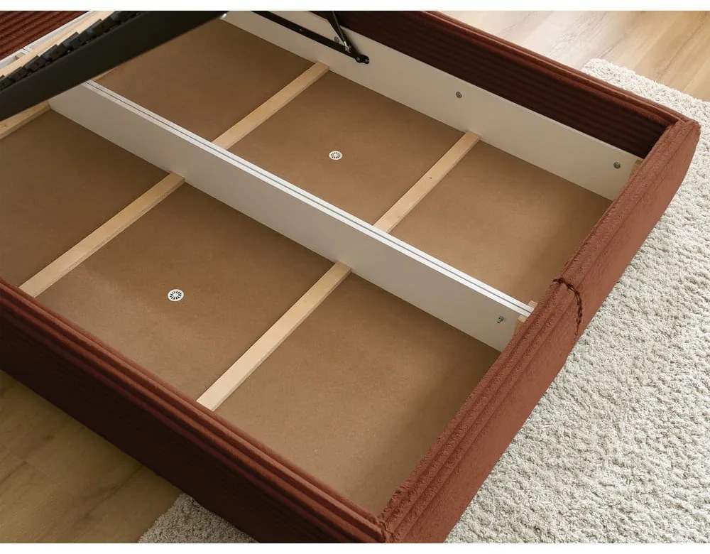 Čalúnená dvojlôžková posteľ v tehlovej farbe s úložným priestorom a roštom 180x200 cm Jade – Bobochic Paris